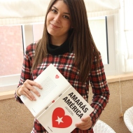 Blanca Pérez de Tudela con un ejemplar de 'Amarás América'